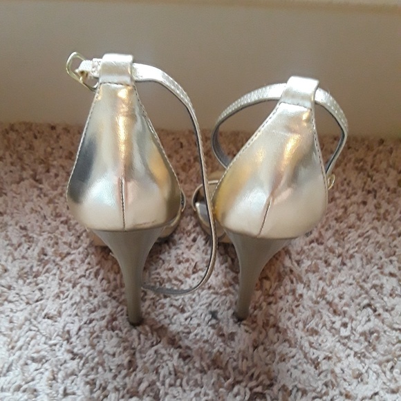 Gold High heels - Picture 3 of 4